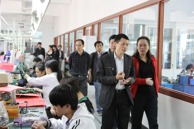 福建省委統(tǒng)戰(zhàn)部副部長(zhǎng)、省工商聯(lián)黨組書記王玲視察虹潤(rùn)公司