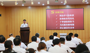 福建省人大黨組書(shū)記、副主任張廣敏在虹潤(rùn)會(huì)議室上黨課